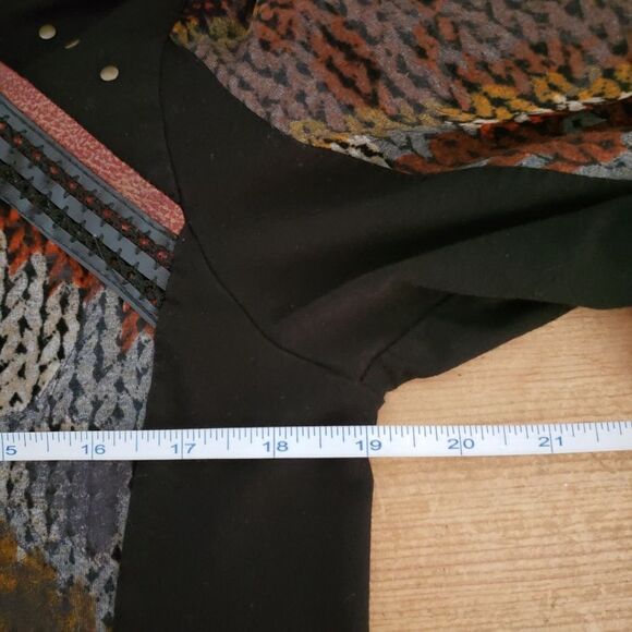 🦋3/$25 Dolcezza Large Black Red Print Long Sleeve V-neck Top - Picture 7 of 9